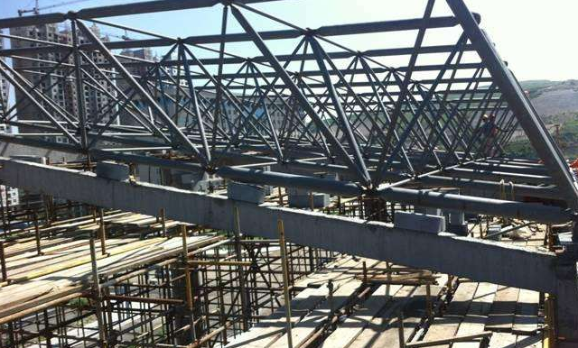 济宁简述网架公司的黑色压型钢板的吊装步履